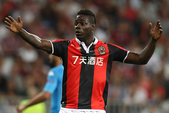 Bất lực, Balotelli cùng Sneijder đứng nhìn Napoli hành hạ Nice