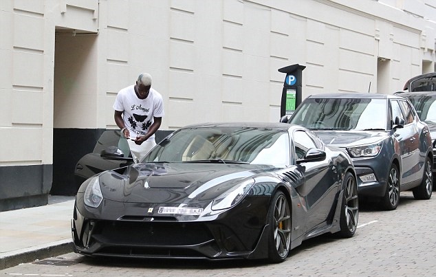 Ảnh bài viết Chưa đá trận nào, 'bom tấn' của Man City đã bị cảnh sát sờ gáy