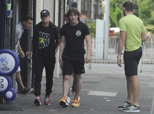 Ảnh bài viết Coutinho mặt mày ủ dột đi cắt tóc, ngóng tin từ Barca