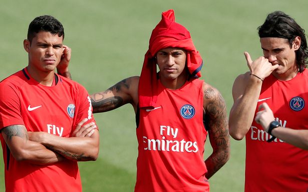Ảnh bài viết Mặc kệ Barca, Neymar quậy tưng trên sân tập PSG