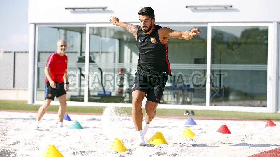 Suarez 'luyện công' trên cát, quyết hồi phục sớm chấn thương