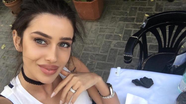 'Bản sao' Irina Shayk khoe vẻ gợi tình