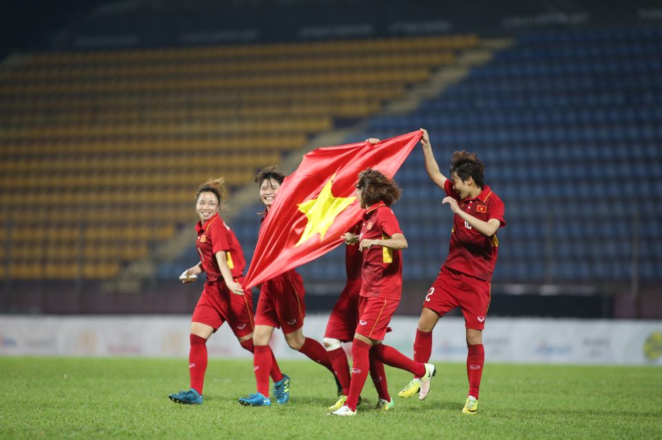 Ảnh bài viết 'Hãy chuyển hết tiền cho bóng đá nữ'