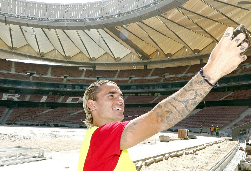 Bị treo giò, Griezmann tranh thủ tham quan sân đấu mới