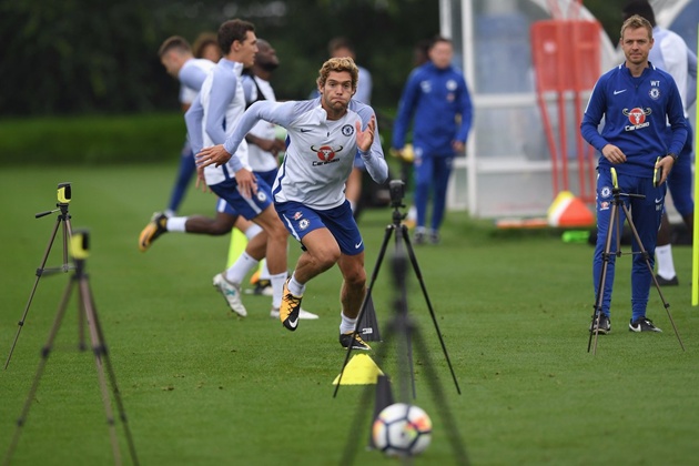 Ảnh bài viết Gác lại siêu phẩm, Marcos Alonso chạy "hết công suất" trên sân tập