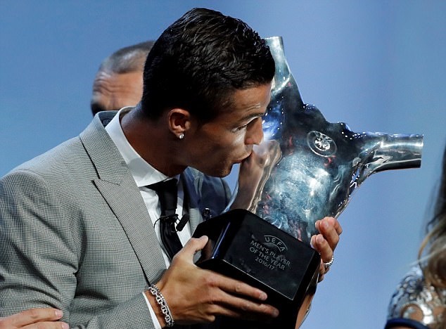 Ảnh bài viết Ronaldo bảnh bao ôm trọn 2 giải thưởng cao quý