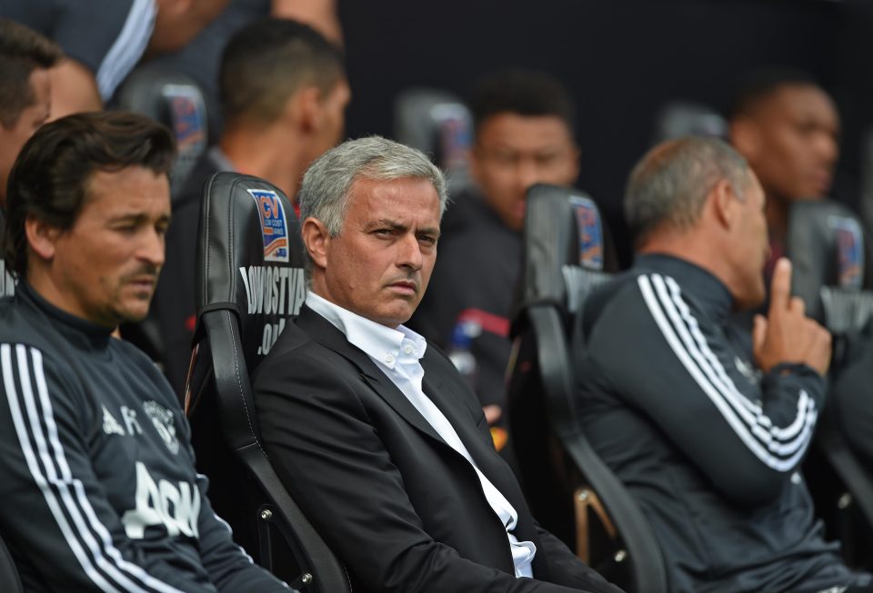 Thầy trò Mourinho chớ hoan hỉ: Benfica & Basel từng khiến M.U 'sấp mặt'