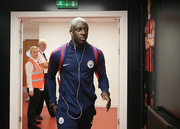 Ảnh bài viết Mendy bảnh bao trình làng CĐV Man City