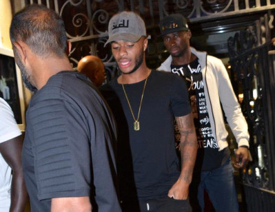 Ảnh bài viết Mặc thẻ đỏ, Sterling tụ tập đồng đội đi ăn chơi