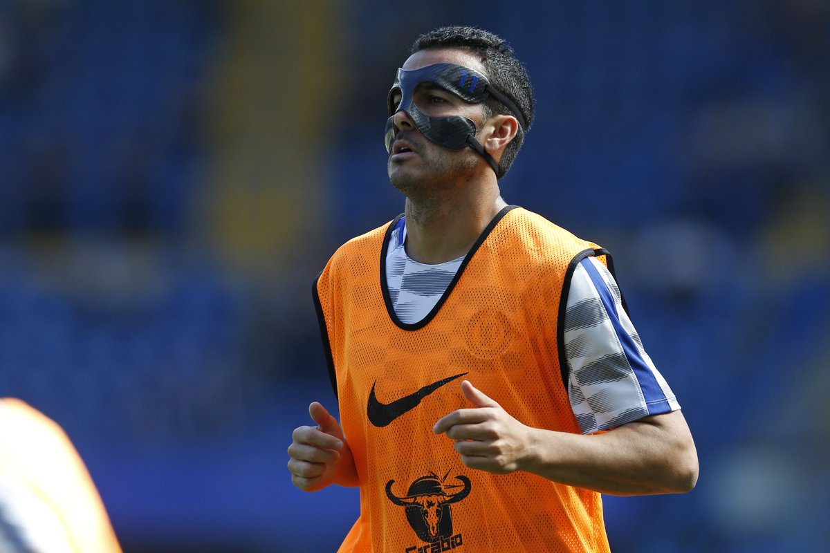 Ảnh bài viết Rooney miệt mài khởi động, Pedro hóa "Zorro" trước đại chiến