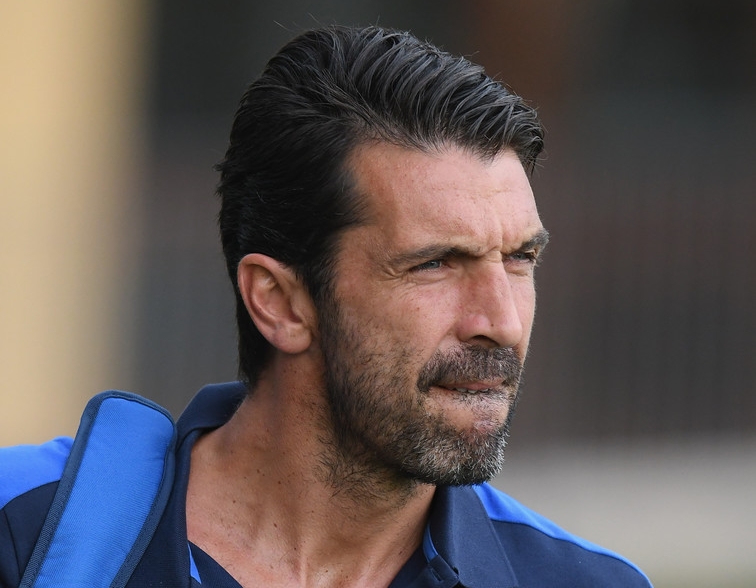 Buffon xuất hiện như nam thần trên sân tập Italia