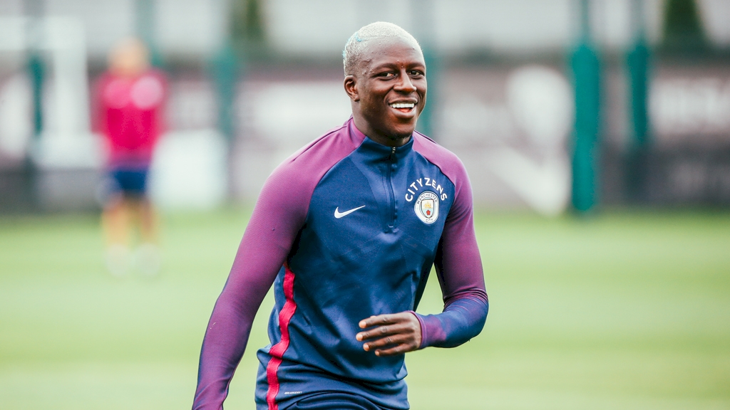Ảnh bài viết Mendy tự tin khoe kiểu tóc mới trên sân tập Man City