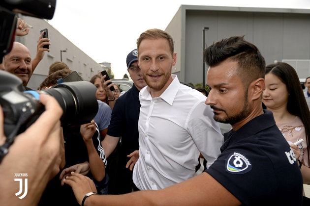 Ảnh bài viết NHM Juventus vây kín Howedes trước buổi kiểm tra y tế