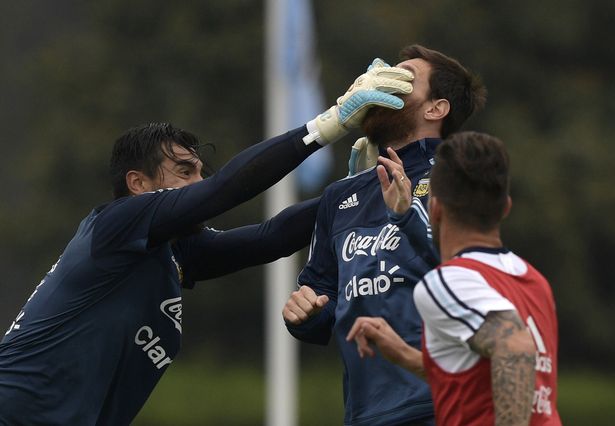 Ảnh bài viết Sao M.U đấm Messi 'sấp mặt' trong buổi tập thứ 2 của Argentina