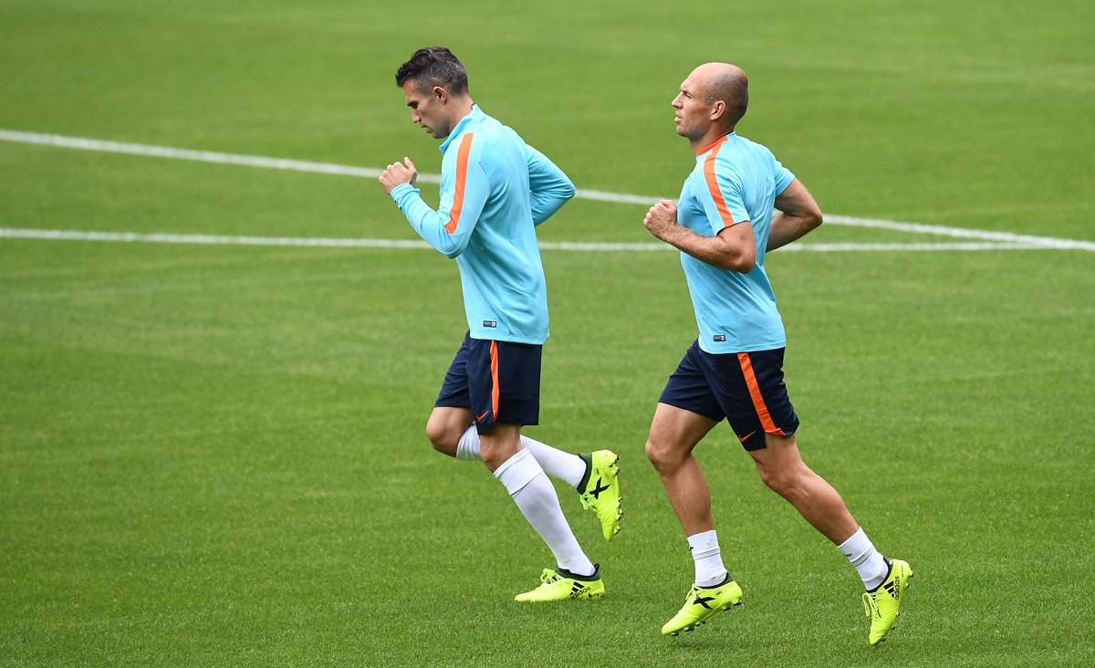 Ảnh bài viết Lão tướng Hà Lan miệt mài tập luyện, chờ "tử chiến" với Pháp