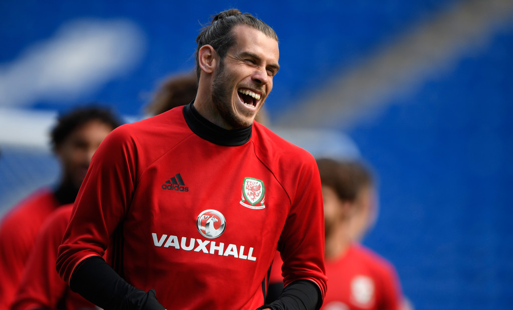 Ảnh bài viết Gareth Bale cười hết cỡ trên sân tập, sẵn sàng tỏa sáng