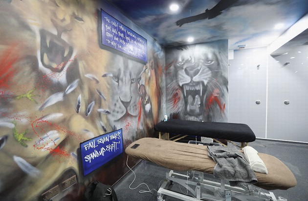 Ảnh bài viết Choáng hợp với phòng thay đồ như bảo tàng nghệ thuật của CLB nghiệp dư Billericay Town 