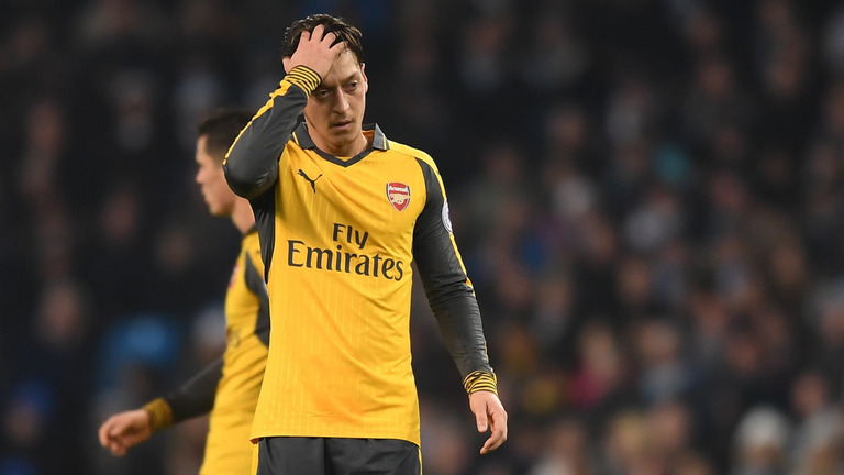 Ảnh bài viết Mesut Ozil viết tâm thư chỉ trích huyền thoại Arsenal