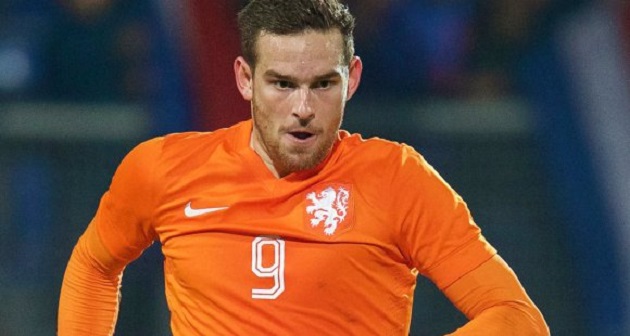 CĐV Gà trống nổi khùng với phong độ của Vincent Janssen