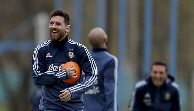 Ảnh bài viết Messi pha trò, sân tập Argentina rộn tiếng cười