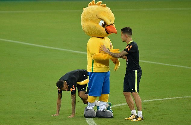 Neymar và Coutinho bắt tay 'làm hại' linh vật tuyển Brazil