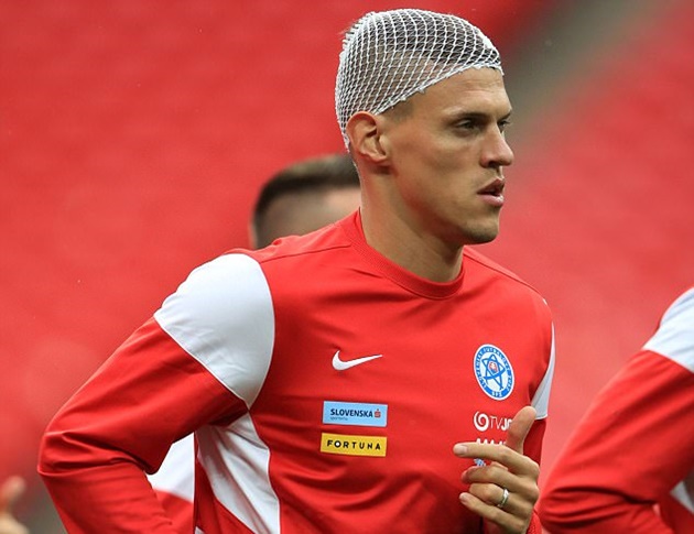 Skrtel băng đầu đến sân tập, tăng nhuệ khí cho Slovakia