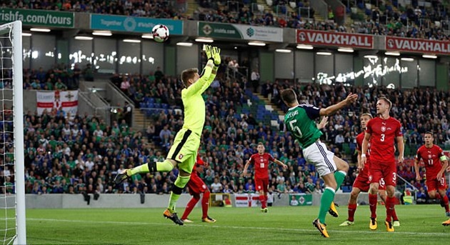 Bắc Ireland 2-0 CH Séc: Vinh danh người hùng Jonny Evans 