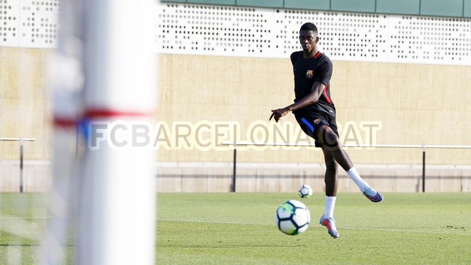 Dembele nỗ lực tập sút, chuẩn bị cho derby xứ Catalunya