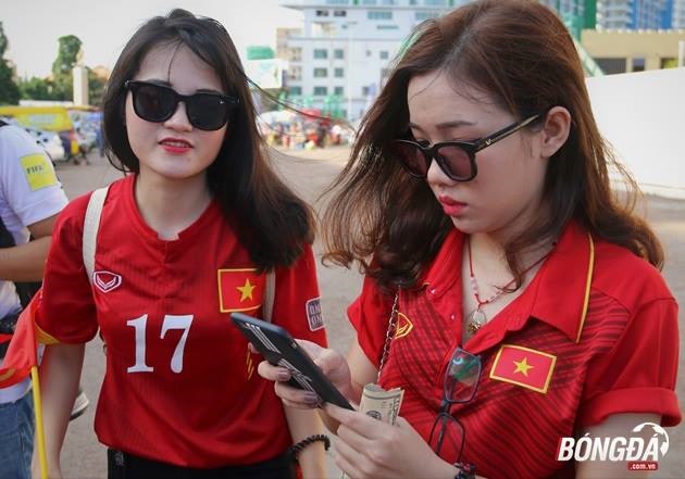 Hot-girl Việt khoe sắc trước trận Việt Nam - Campuchia