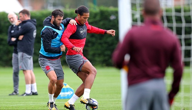 Ảnh bài viết Không thể tới Liverpool, Van Dijk ngoan ngoãn trở lại tập luyện