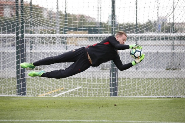 Ter Stegen 'bay lượn' trong ngày trở lại tập luyện với Barca
