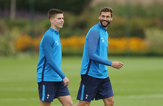 Ảnh bài viết Tân binh Llorente cười thả ga trên sân tập Gà trống