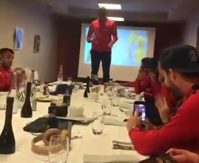 Ảnh bài viết Mbappe leo lên bàn tiệc, phấn khích trổ tài với các đồng đội mới