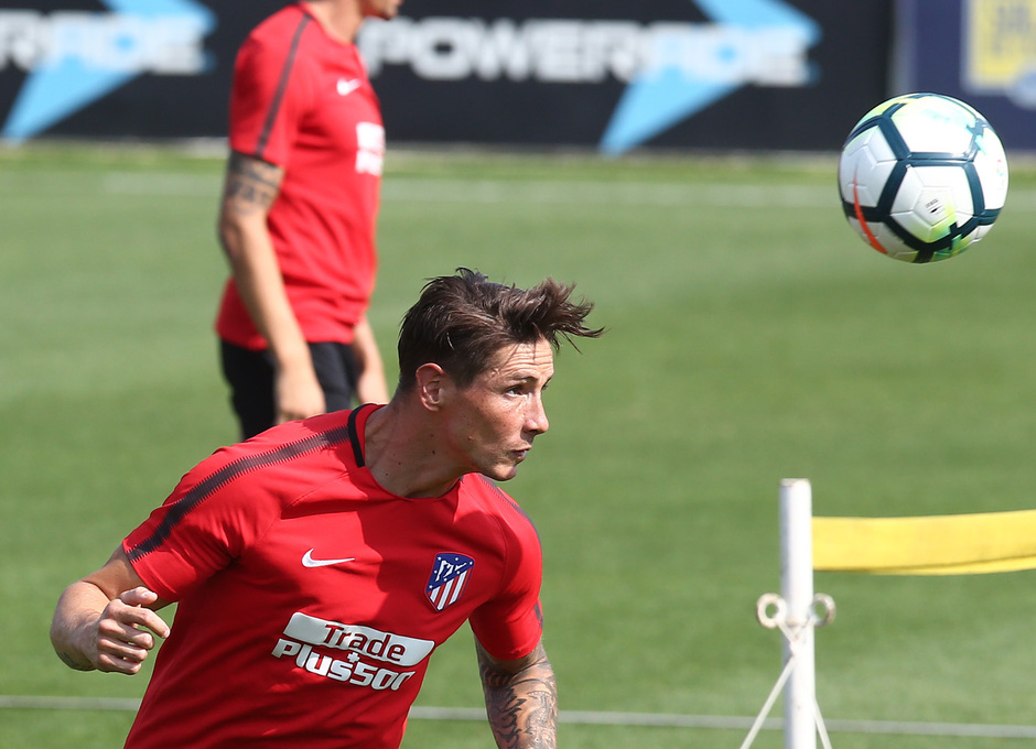 Ảnh bài viết Torres cùng đồng đội chơi bóng chuyền bằng đầu trên sân tập