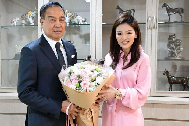 Thái Lan chia tay nữ trưởng đoàn xinh đẹp