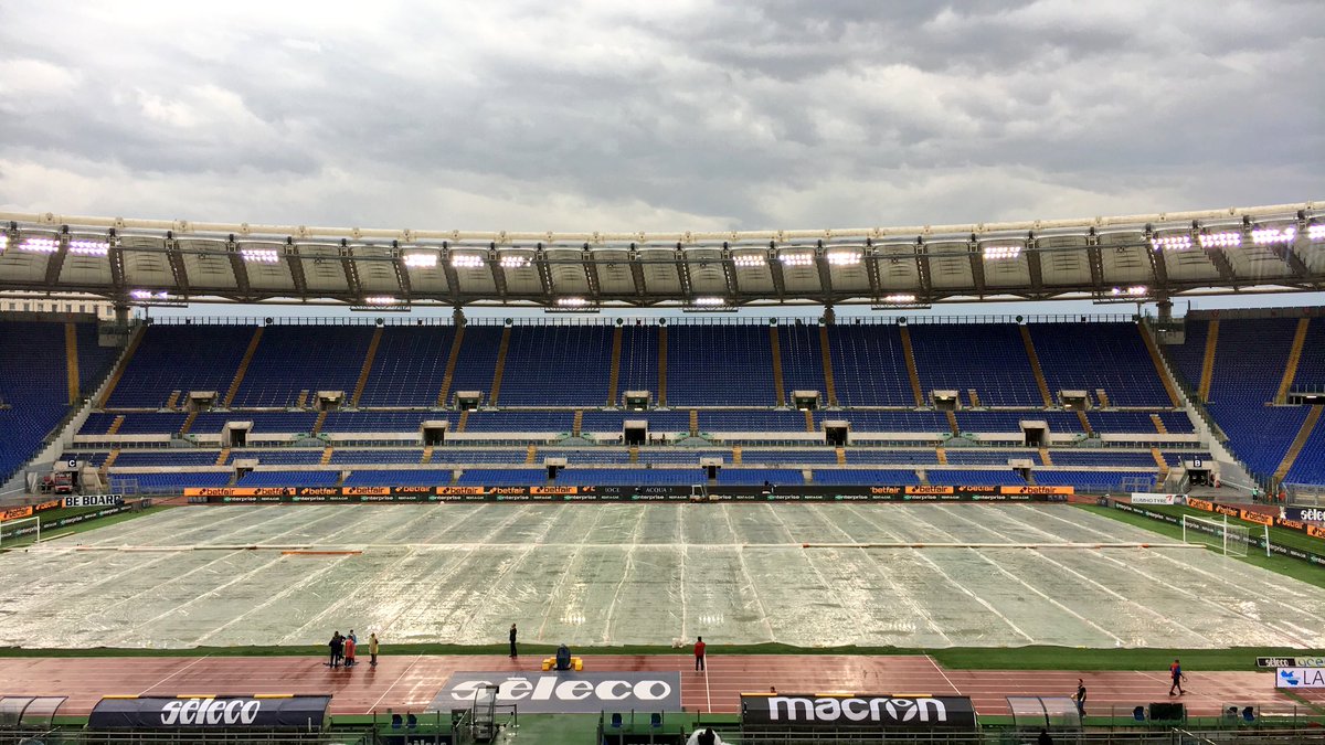 XÁC NHẬN: Mưa bão, trận cầu đinh Serie A bị hoãn 1 tiếng