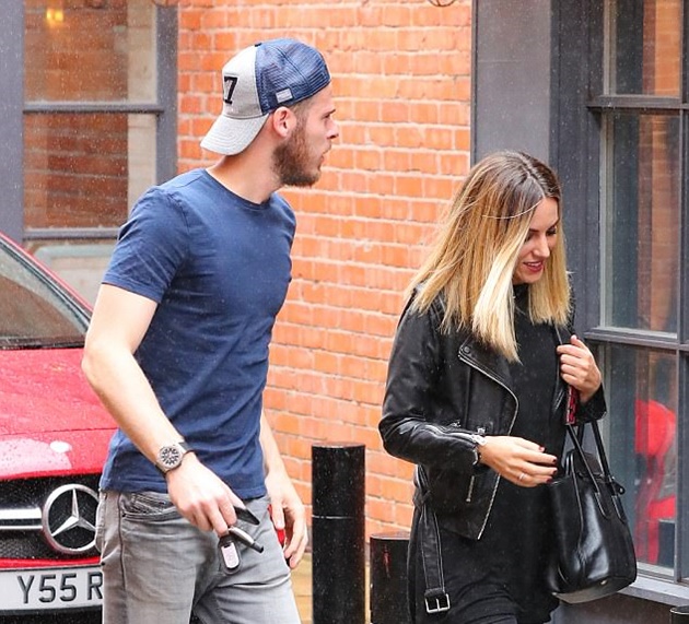Gác lại trận hòa Stoke, De Gea xuống phố cùng "bóng hồng" Edurne Garcia