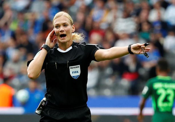 Nữ trọng tài đầu tiên cầm còi ở Bundesliga