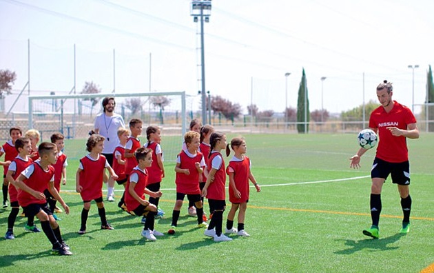 Ảnh bài viết Bale trẻ ra chục tuổi khi chơi bóng cùng các cầu thủ nhí