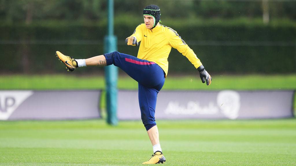 Ảnh bài viết Ederson hóa ninja trong buổi tập của Man City