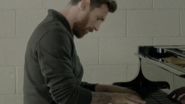 Trước thềm Champions League khởi tranh, Messi trổ tài chơi đàn piano