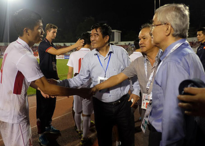 Ảnh bài viết Bầu Đức có "chọn sai điểm rơi" giống HLV Hữu Thắng?