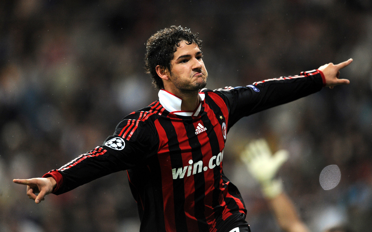 Pha solo ghi bàn đẳng cấp của Alexandre Pato vào lưới Barcelona