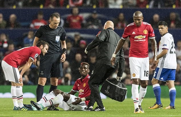 Ảnh bài viết Pogba tập tễnh dùng nạng rời sân Old Trafford