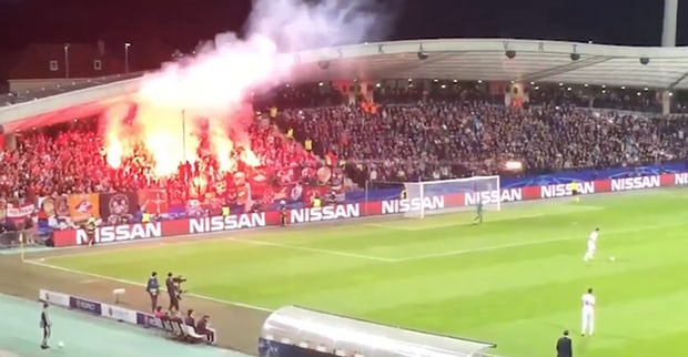 SỐC: CĐV Spartak Moscow bắn trọng tài ở Champions League