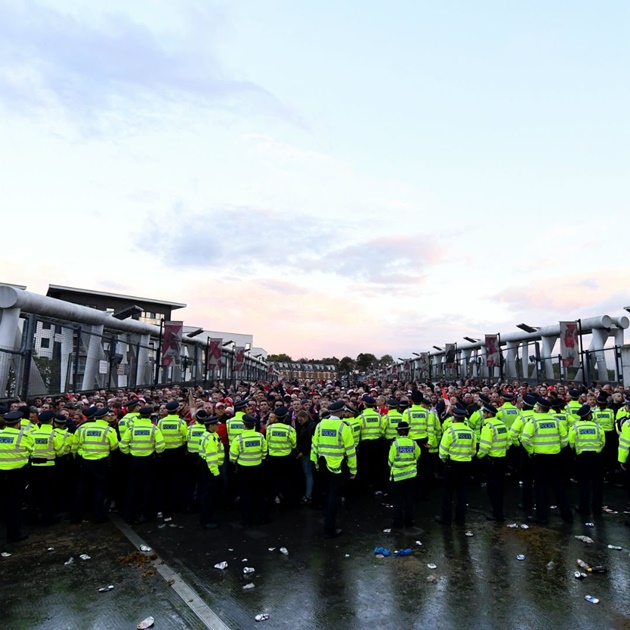 Ảnh bài viết Cổ động viên Cologne "đọ sức" cùng cảnh sát, chó nghiệp vụ Anh