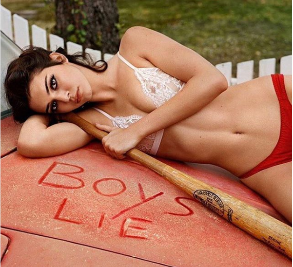 Kendall Jenner: Con nhà tông, không giống lông cũng giống cánh