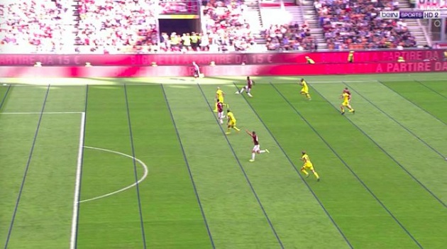 CĐV AC Milan "sôi máu" vì công nghệ VAR