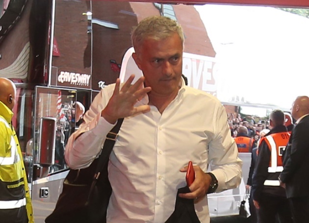 Ảnh bài viết Vắng Pogba, Mourinho xuất hiện đầy căng thẳng ở Old Trafford