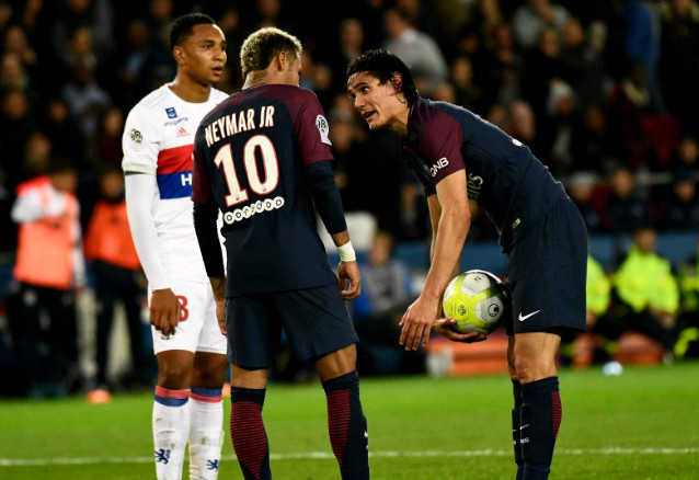 Neymar "hục hặc" với Cavani, người trong cuộc nói gì?